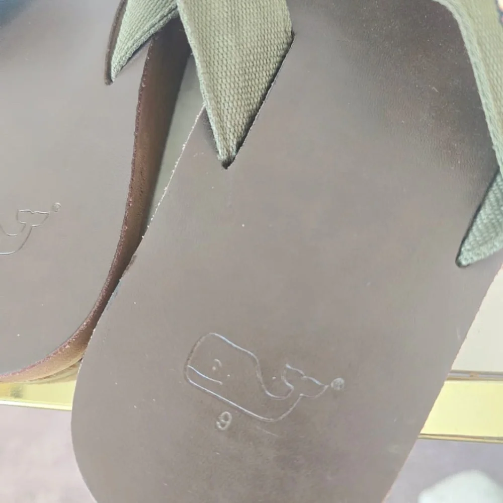Vineyard Vines Flag Whale Leather Flip Flop Spanish Moss 6 or 9 $68 Auth. Size 9